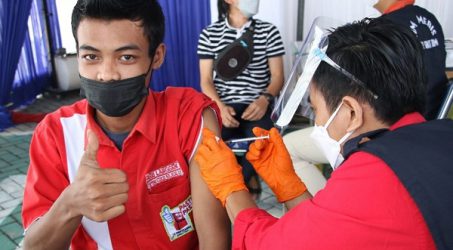 Pertamina Gelar Vaksinasi Gotong Royong bagi Mitra Kerja di Surabaya dan Malang