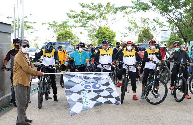 Gubernur Sahbirin dan Kepala OJK Gabung Bank Kalsel Tebar Kebaikan Lewat Charity Ride