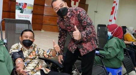 Wali Kota Surabaya Beri Penghargaan OJK Regional 4 Jatim dan SRO Pasar Modal