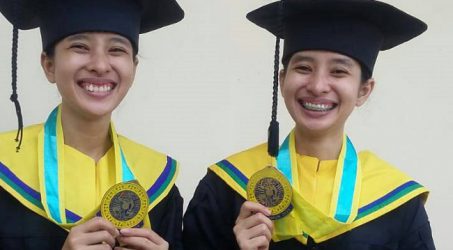 Wisudawati Kembar Farmasi Unair, Skripsi dan Dosen Pembimbing pun Sama