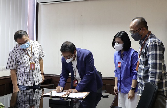 Direktur Teknologi Informasi & Operasi Bank Jatim Tonny Prasetyo bersama Direktur Utama Jalin Boyke Yurista