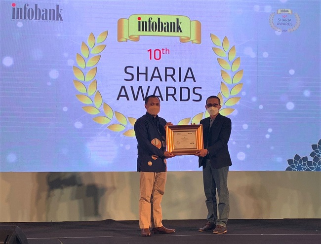 Bank Kalsel menerima Sharia Award 2021.
