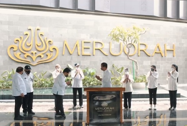 Presiden Joko Widodo didampingi Menteri BUMN Erick Tohir meresmikan hotel bintang lima Meruorah Komodo Labuan Bajo 