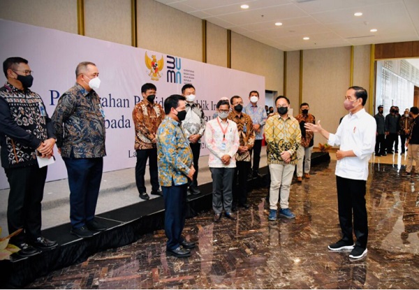 Presiden Jokowi para direktur utama BUMN di Ballroom Hotel Meruorah Komodo.