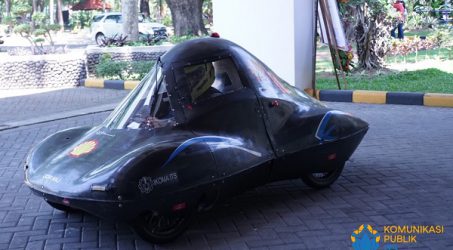 Robot RAISA Bawa Ijazah, Mobil Sapuangin Iringi Wisudawan ITS
