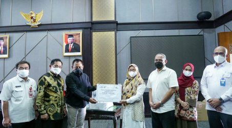 Alumni ITB Jatim Serahkan Bantuan Ventilator dan Beasiswa Anak Terdampak COVID-19