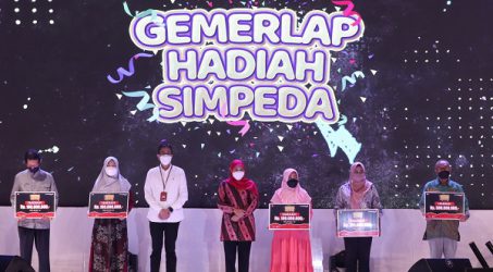 Gubernur Khofifah dan Dirut Busrul Iman Serahkan Hadiah Tabungan Simpeda Bank Jatim 2021