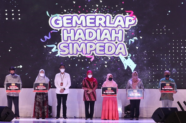Gubernur Jawa Timur Khofifah Indar Parawansa dan Direktur Utama Bank Jatim Busrul Iman menyerahkan hadiah Simpeda