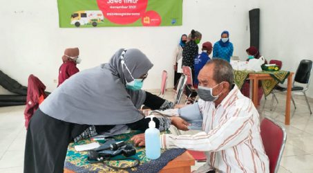 Mobil Klinik Indosat Ooredoo Salurkan Bantuan Kepada Masyarakat Terdampak Banjir di Kota Batu