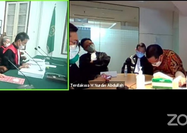 Gubernur Sulsel nonaktif Prof Nurdin Abdullah (kanan) tertunduk mendengar vonis Majeis Hakim Tipikor 