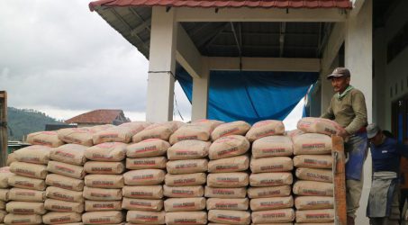 SIG Bantu 200 Zak Semen Bangun Rumah Korban Banjir Kota Batu