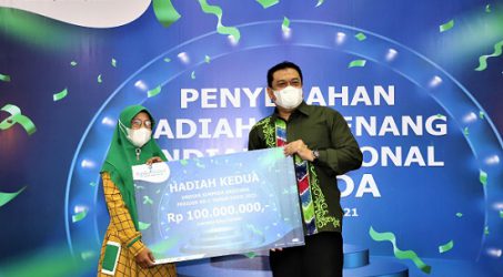 Sempat Mengira Prank, Alimah Nasabah Bank Kalsel Terharu Terima Hadiah Rp 100 Juta