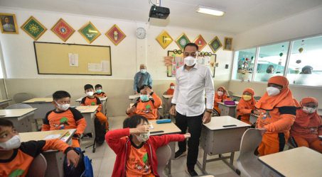 Wali Kota Eri Tinjau Hari Pertama PTM 100 Persen di Surabaya