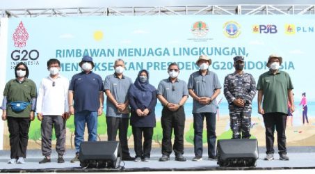 PJB dan PLN Bersinergi dengan KLHK Bersihkan Pantai Tanjung Pasir
