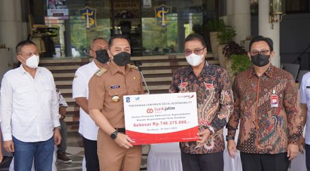 Bank Jatim Serahkan CSR Peralatan E-KTP dan Sarana Produksi UMKM ke Pemkot Surabaya