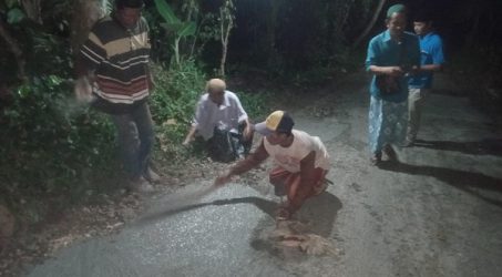 Warga Gapura Sumenep Swadaya Perbaiki Jalan Rusak