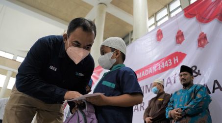 SIG Santuni Anak Yatim, Pengurus Masjid serta Bagikan 1800 Paket Sembako di Gresik