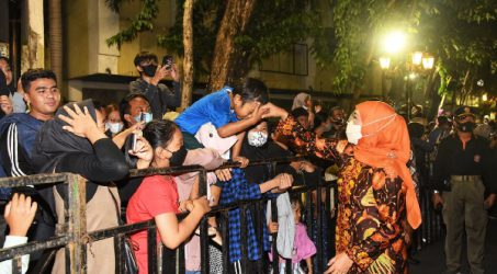Gubernur Khofifah dan Wali Kota Eri Berangkatkan Parade Budaya Surabaya Vaganza 2022
