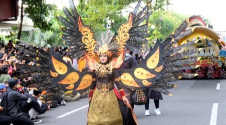 Ribuan Warga Banjiri Pagelaran Surabaya Vaganza, Pawai Parade Bunga dan Budaya