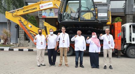 Bank Jatim Serahkan CSR Alat Excavator ke Pemkab Gresik