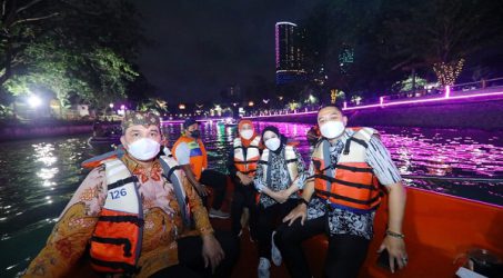Gubernur Khofifah Bersama Wali Kota Eri Susuri Sungai Kalimas pada Puncak HUT Surabaya