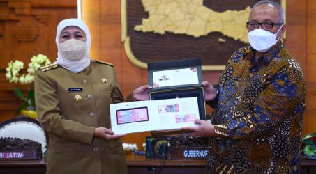 Gubenur Khofifah Terima Uang TE 2022 Pertama di Jatim