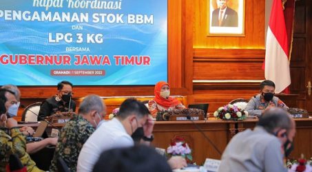 Gubernur Khofifah: Stok Pertamina Cukup, Masyarakat Jangan Panic Buying
