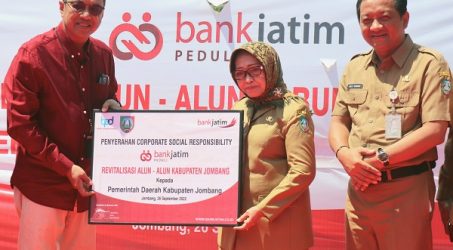 Bank Jatim Serahkan CSR Revitalisasi Alun-Alun kepada Pemkab Jombang