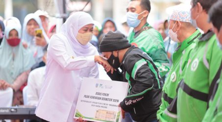 Gubernur Khofifah Blusukan Salurkan Bansos untuk Nelayan, Sopir Angkot dan Ojol, hingga UMKM