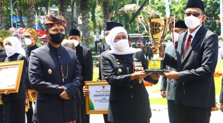 Dirut Bank Jatim Terima Piala Bergilir Gubernur pada HUT ke-77 Provinsi Jatim