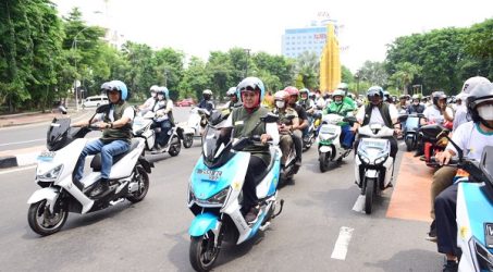 Konvoi 1.300 Kendaraan Listrik Jatim Pecahkan Rekor MURI, Khofifah: Komitmen Net Zero Emision 2060