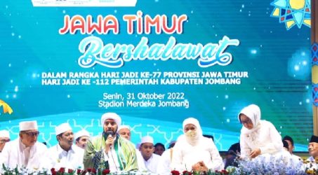 Gubernur Jatim Shalawat Bareng Habib Syech di Stadion Merdeka, Jombang