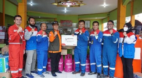 Pertamina Serahkan Bantuan kepada Masyarakat Terdampak Banjir di Kalibaru Banyuwangi