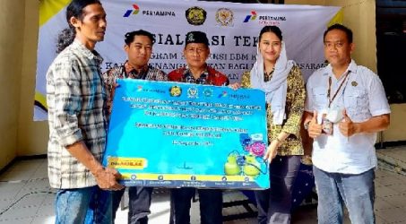 Pertamina Serahkan 905 Paket Konversi LPG ke Nelayan Gresik
