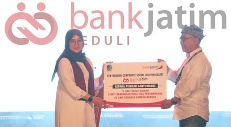 Bank Jatim Serahkan CSR  Bedah Rumah dan Gerobak Sampah ke Pemkab Banyuwangi