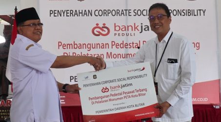 Sinergi Sejahterakan Masyarakat, Bank Jatim Serahkan CSR ke Pemkot Blitar dan Pemkab Nganjuk