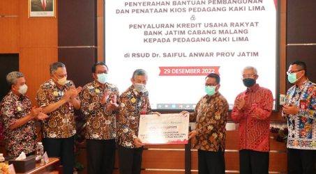 Jelang Akhir Tahun, Bank Jatim Bantu PKL Malang dan Serahkan Mobil Ambulance Pemkab Situbondo