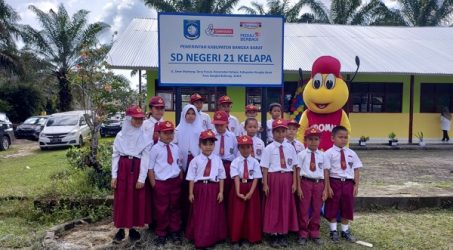 Kolaborasi SGM Eksplor – Indomaret Salurkan Bantuan Pendidikan dan Beasiswa