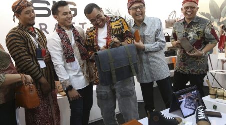 Tas dan Dompet Kulit Produksi UMKM Binaan SIG jadi Primadona Bazar UMKM