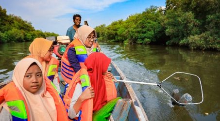  PLN Ajak Siswa Sekolah Sungai Gunung Anyar Tambak Susur Sungai Bersihkan Sampah
