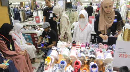  Kegembiraan Anak Yatim dan Dhuafa Diajak Pertamina Group Surabaya Belanja Baju Lebaran