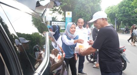 Berkah Ramadan PLN UIP JBTB Berbagi Ribuan Takjil Gratis On The Road   