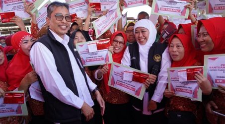 Pemprov Jatim Bersama Bank Jatim Salurkan Bantuan Langsung Tunai Buruh Pabrik
