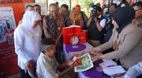 Pemprov Jatim Bersama Bank Jatim Salurkan Bantuan Sosial ke Bangkalan