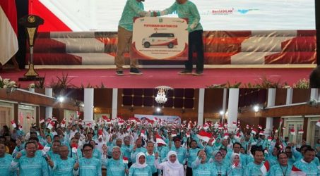 Pemprov Jatim dan Bank Jatim Sapa Ratusan ASN Sekaligus Serahkan Bantuan Sosial di Pamekasan