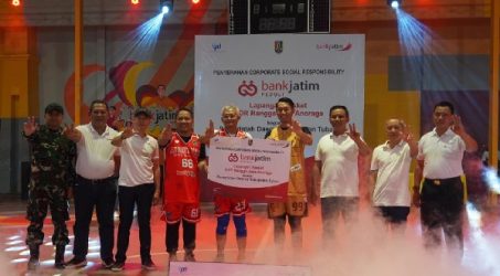 Tingkatkan Minat Olahraga Generasi Muda, Bank Jatim Serahkan CSR Lapangan Basket Ke Pemkab Tuban