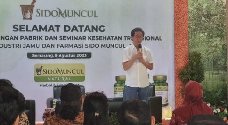 Sido Muncul Ajak Puluhan Dokter Saksikan Proses Produksi Obat Herbal