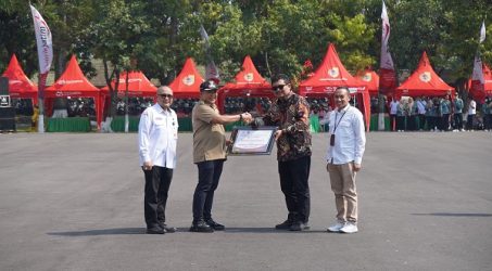Bantu 185 UMKM Jember Naik Kelas, Bank Jatim Serahkan CSR Tenda Kerucut