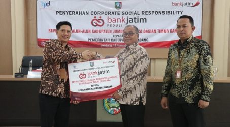 Bank Jatim Serahkan CSR Revitalisasi Alun-Alun Jombang