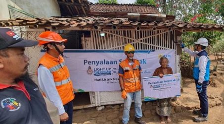 Donasi Pegawai PLN Jatim Sambungkan Listrik Rumah 357 Warga Tidak Mampu